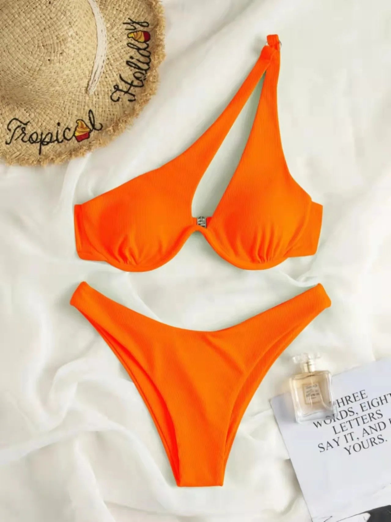 Luxusné asymetrické bikiny s push-up a výrezmi – brazílsky strih
