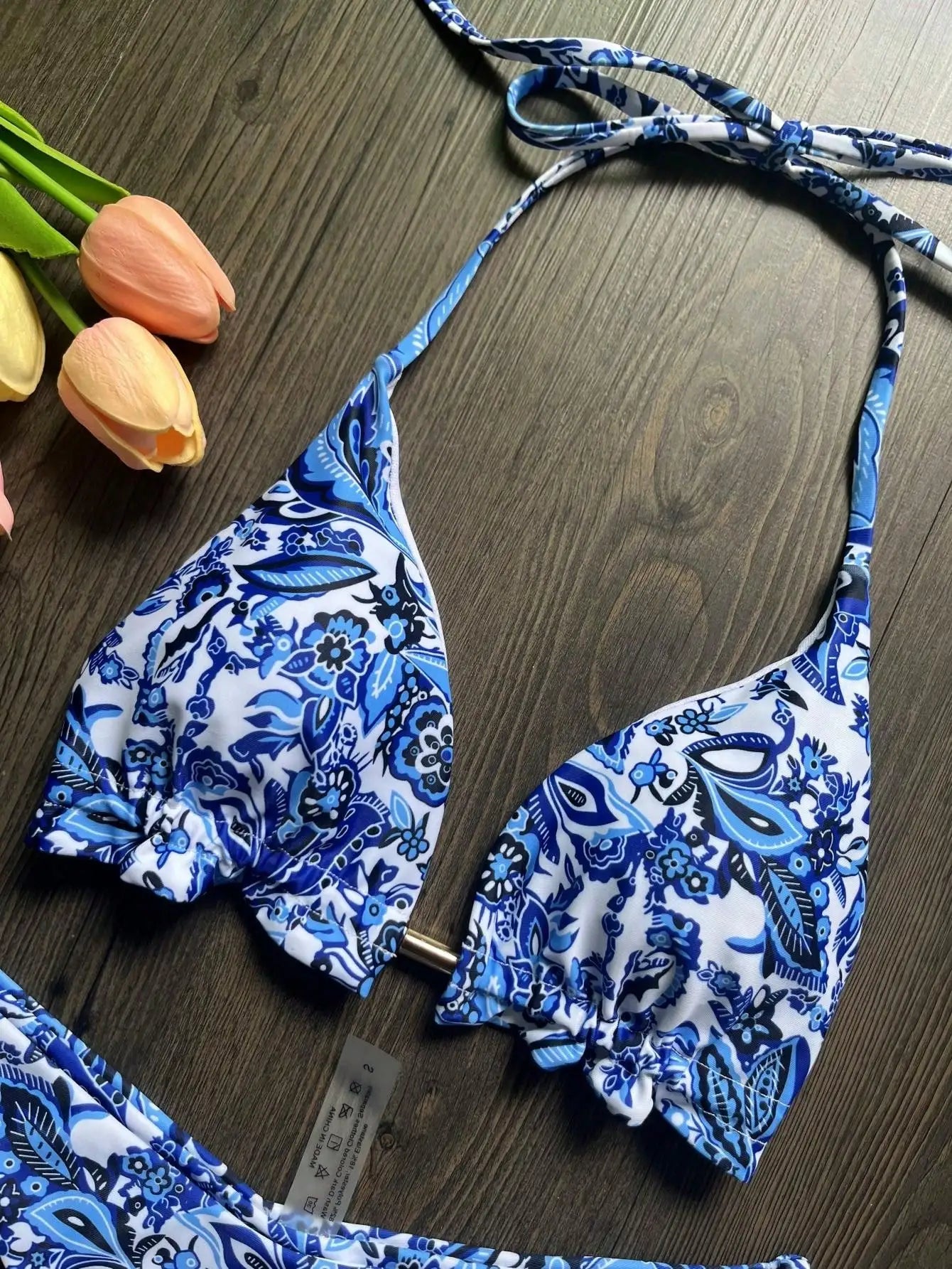Bikiny s porcelánovou potlačou – brazílsky strih s nádychom elegancie