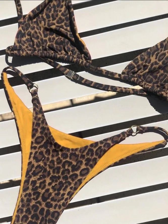 Dvojdielne plavky s leopardím vzorom – vysoký pás a trojuholníkový strih