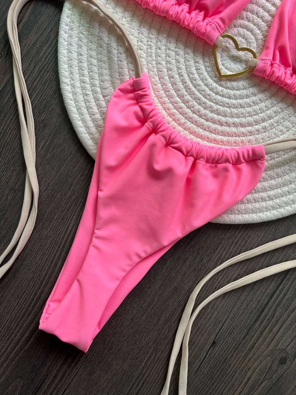 Dvojdielne trojuholníkové bikiny s tangovým spodkom – sexi letný štýl