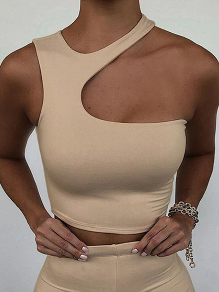 Asymetrický crop top s výrezom – sexi športový štýl bez ramien
