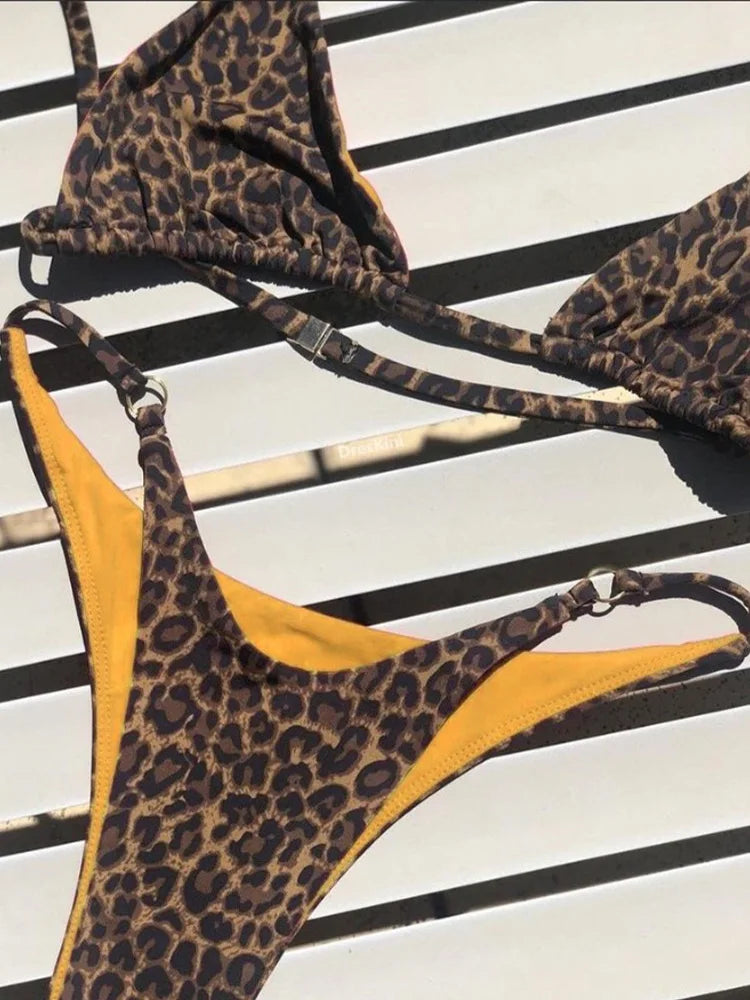 Dvojdielne plavky s leopardím vzorom – vysoký pás a trojuholníkový strih