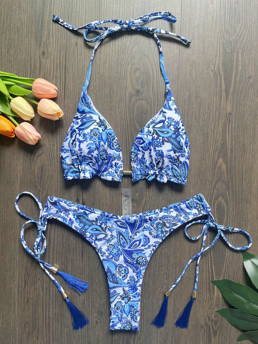 Bikiny s porcelánovou potlačou – brazílsky strih s nádychom elegancie