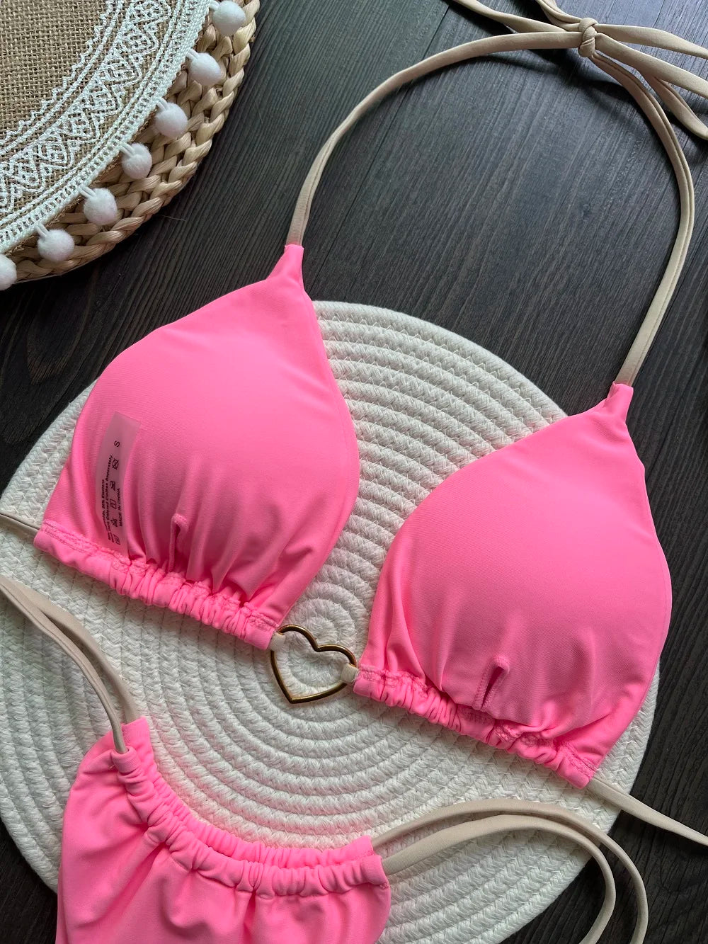 Dvojdielne trojuholníkové bikiny s tangovým spodkom – sexi letný štýl