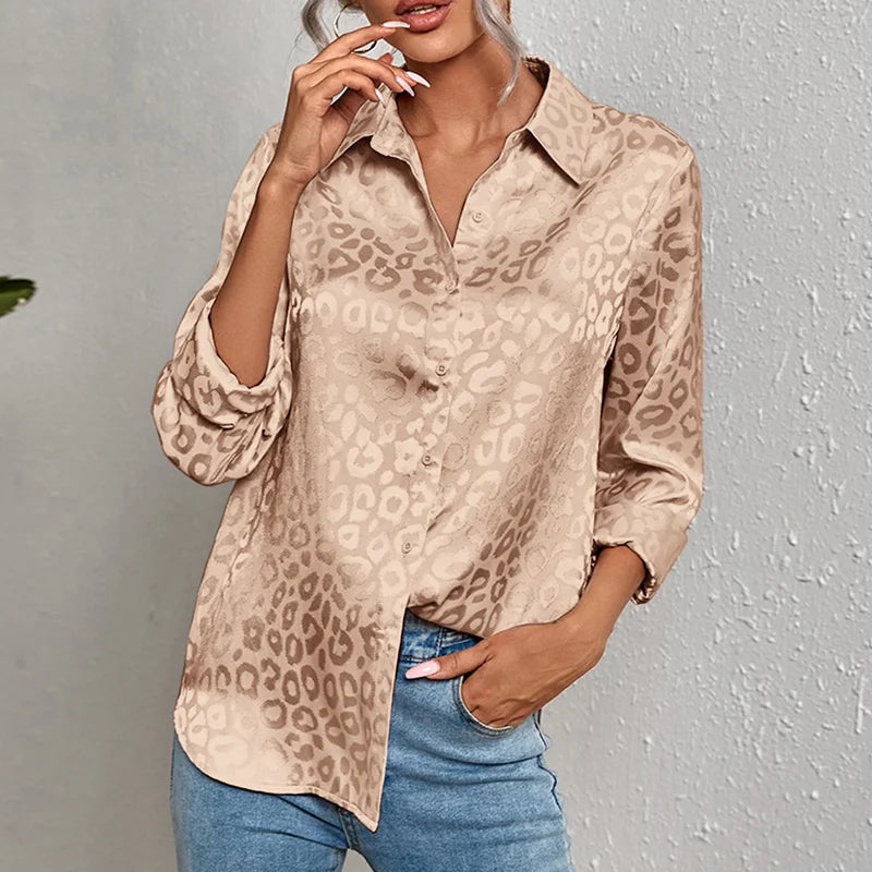 Priesvitná blúzka s výstrihom do V a volánmi – sexi boho štýl