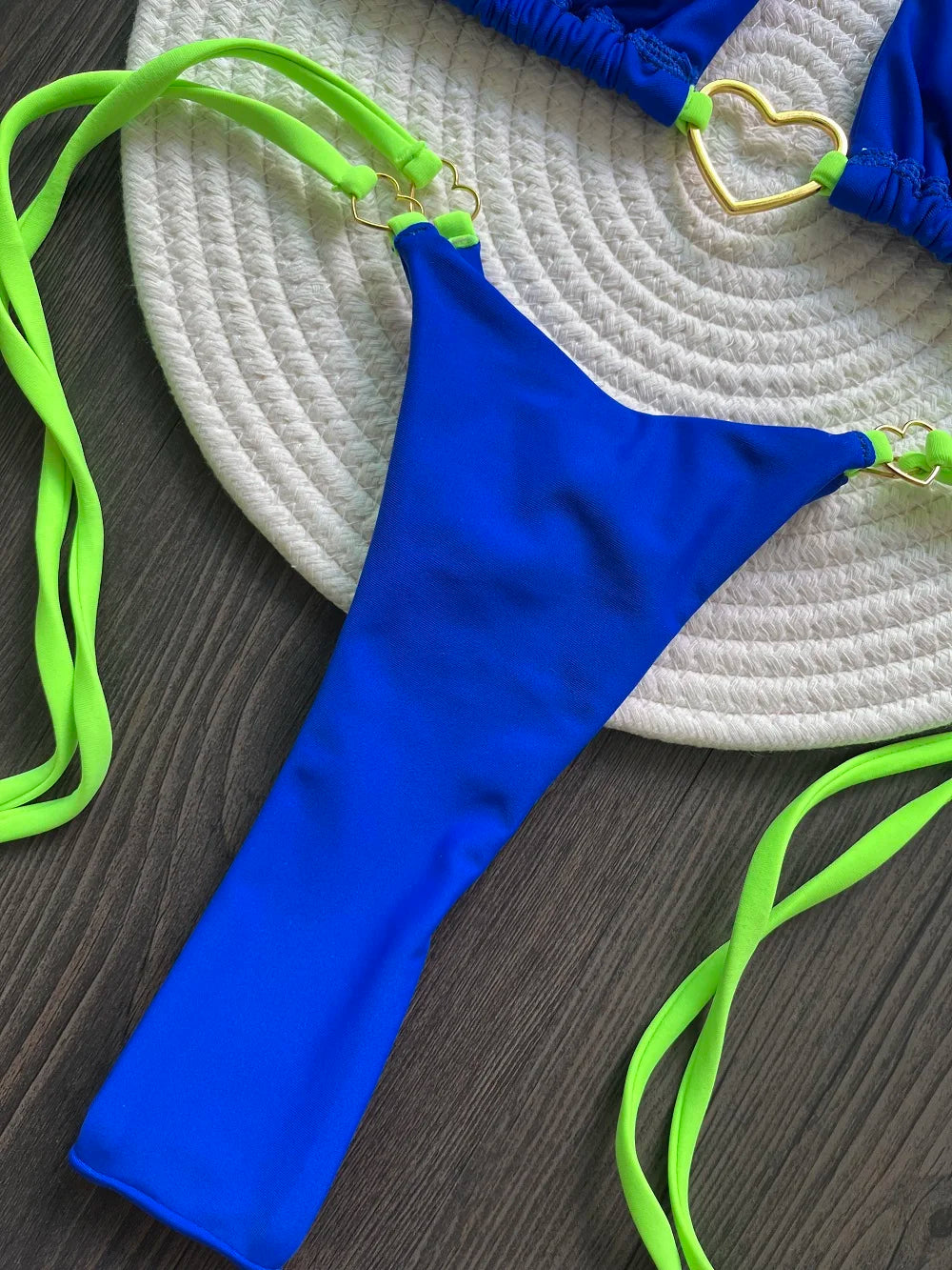 Dvojdielne trojuholníkové bikiny s tangovým spodkom – sexi letný štýl
