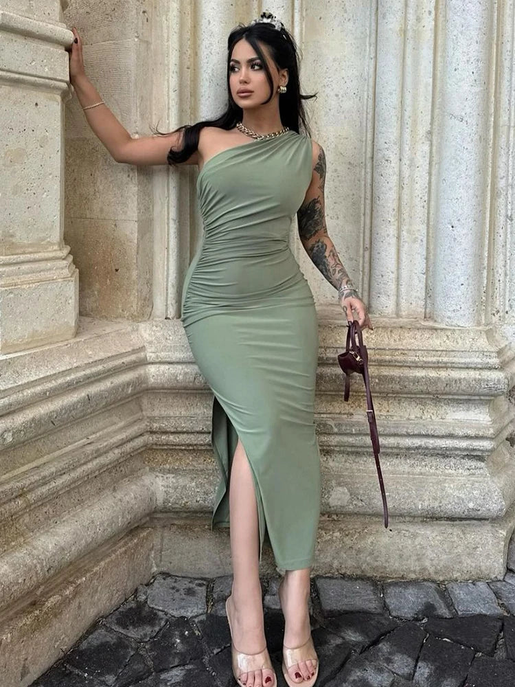 Čierne maxi šaty s rázporkom a odhaleným chrbtom – sexi elegantný štýl