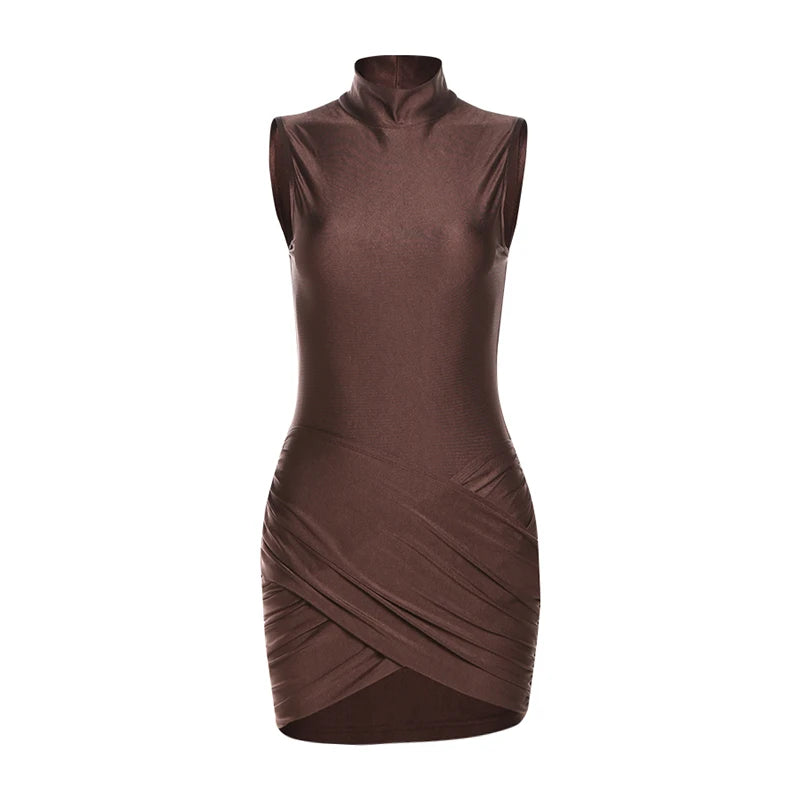 Mini šaty s volánmi a polovičným rolákom – sexi bodycon štýl na párty