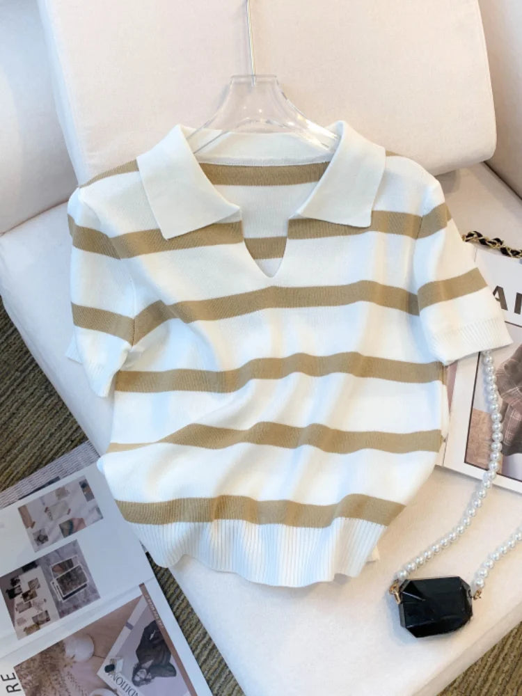Pruhovaný pletený crop top s golierom – jarný a letný štýl