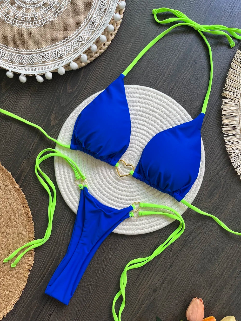 Dvojdielne trojuholníkové bikiny s tangovým spodkom – sexi letný štýl