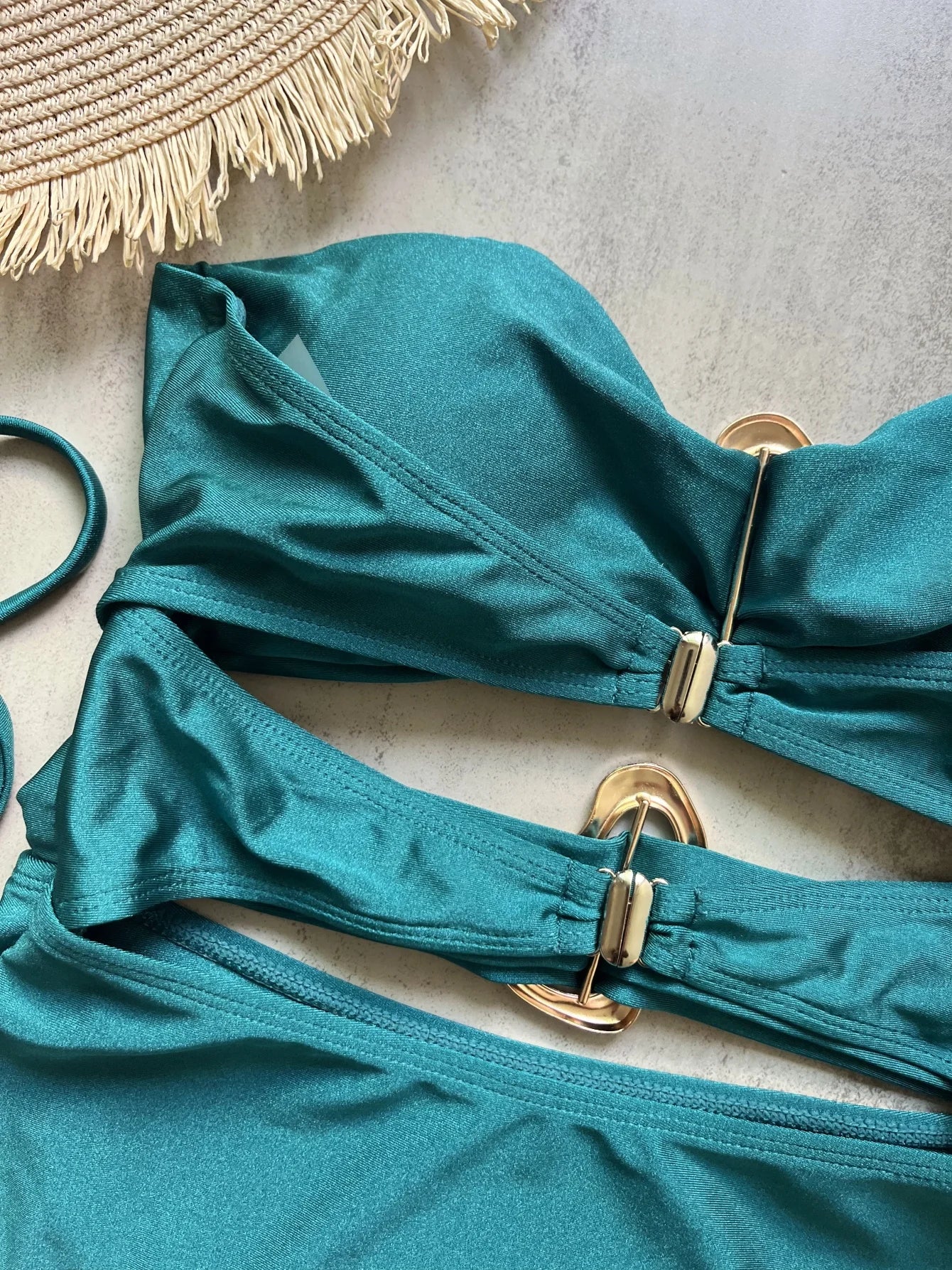 Jednodielne plavky s kovovými krúžkami a výrezmi – sexi bandeau strih