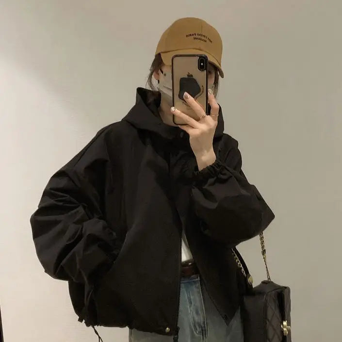 Dámska krátka bunda s kapucňou – voľná, štýlová