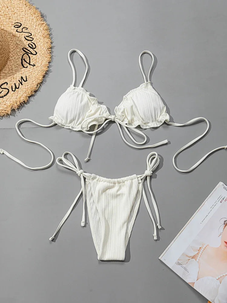 Jednofarebné bikiny s rebrovaným vzorom – push-up strih a viazanie