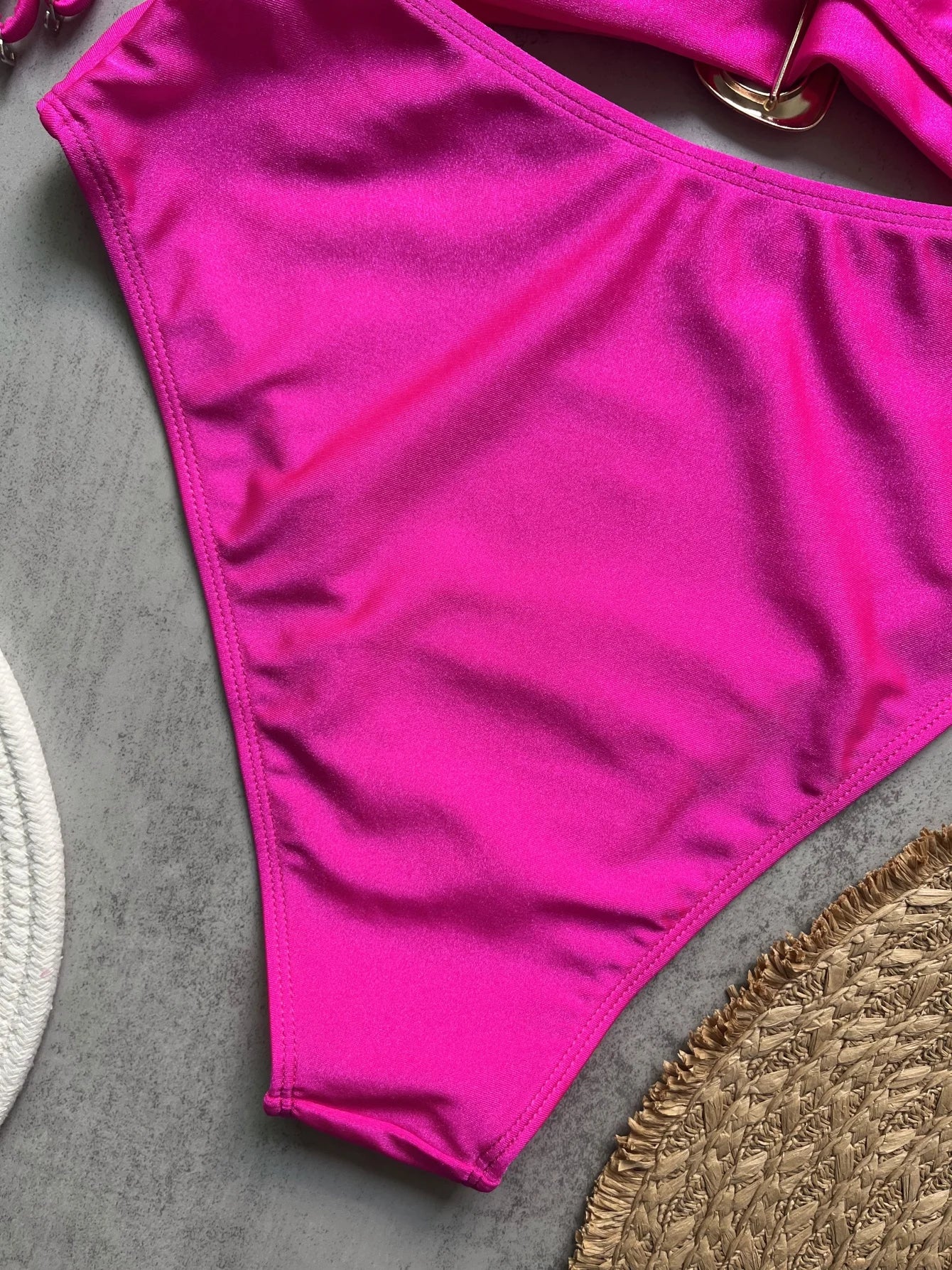 Jednodielne plavky s kovovými krúžkami a výrezmi – sexi bandeau strih