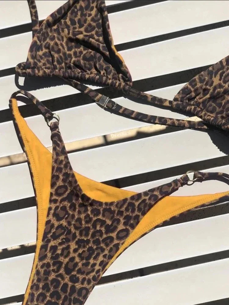 Dvojdielne plavky s leopardím vzorom – vysoký pás a trojuholníkový strih
