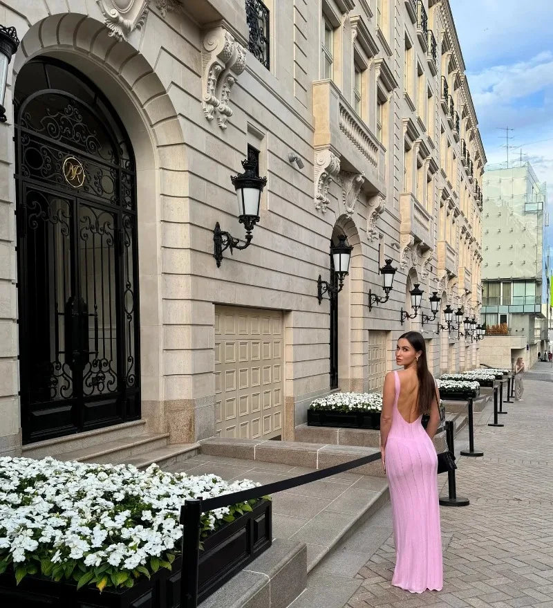 Dlhé pletené šaty s odhaleným chrbtom – letný sexy štýl