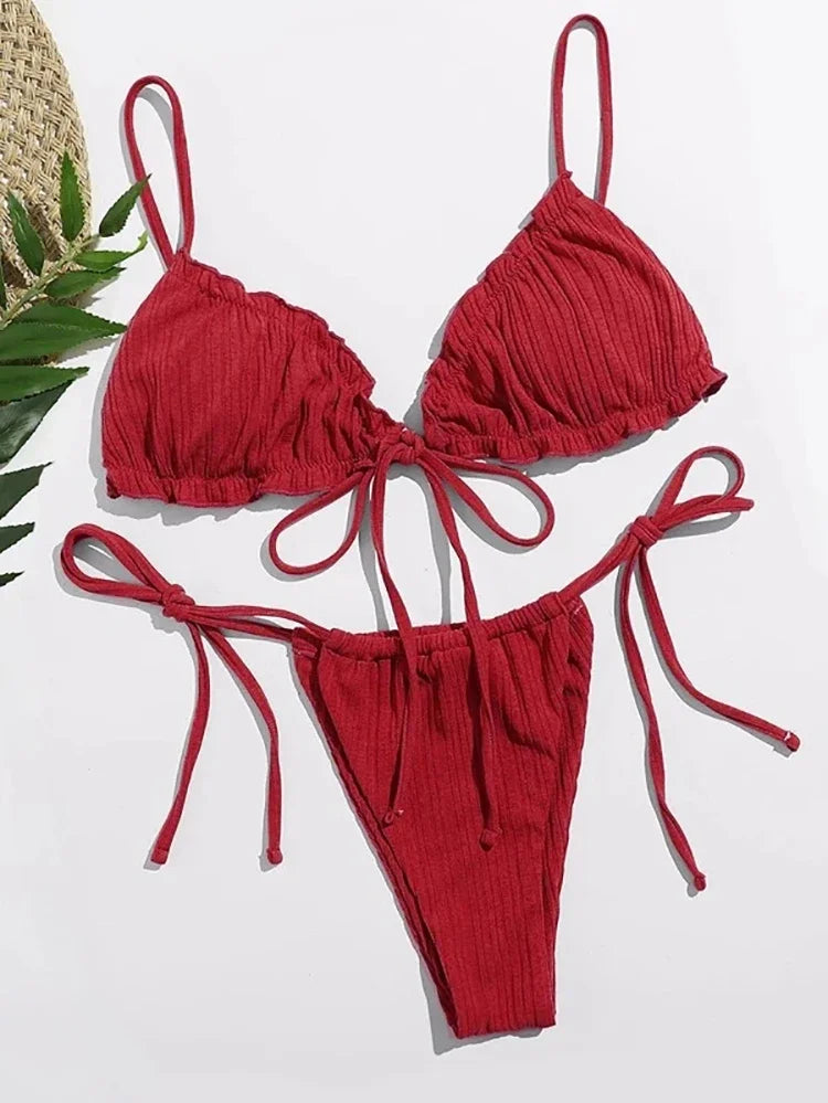 Jednofarebné bikiny s rebrovaným vzorom – push-up strih a viazanie