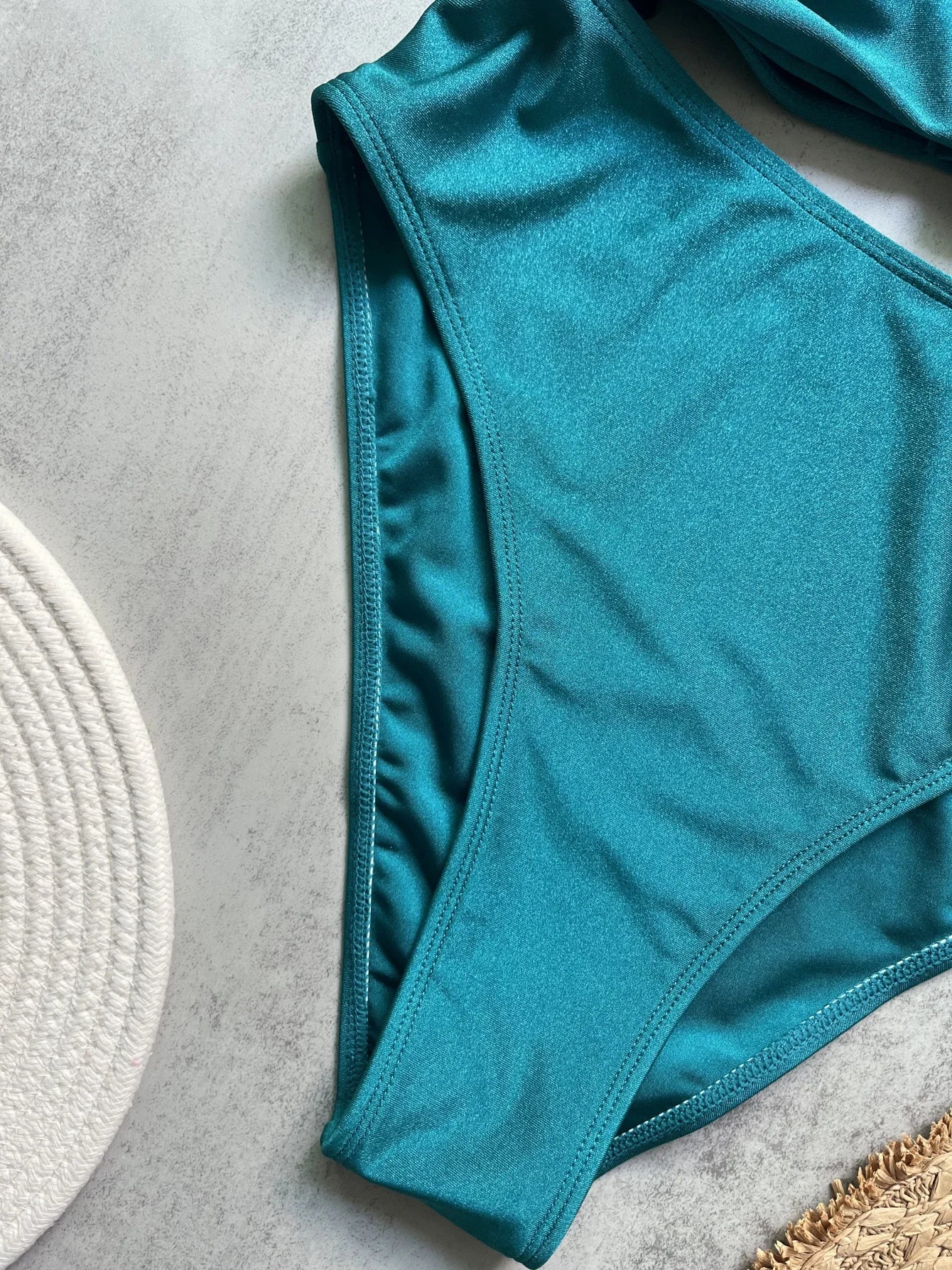 Jednodielne plavky s kovovými krúžkami a výrezmi – sexi bandeau strih