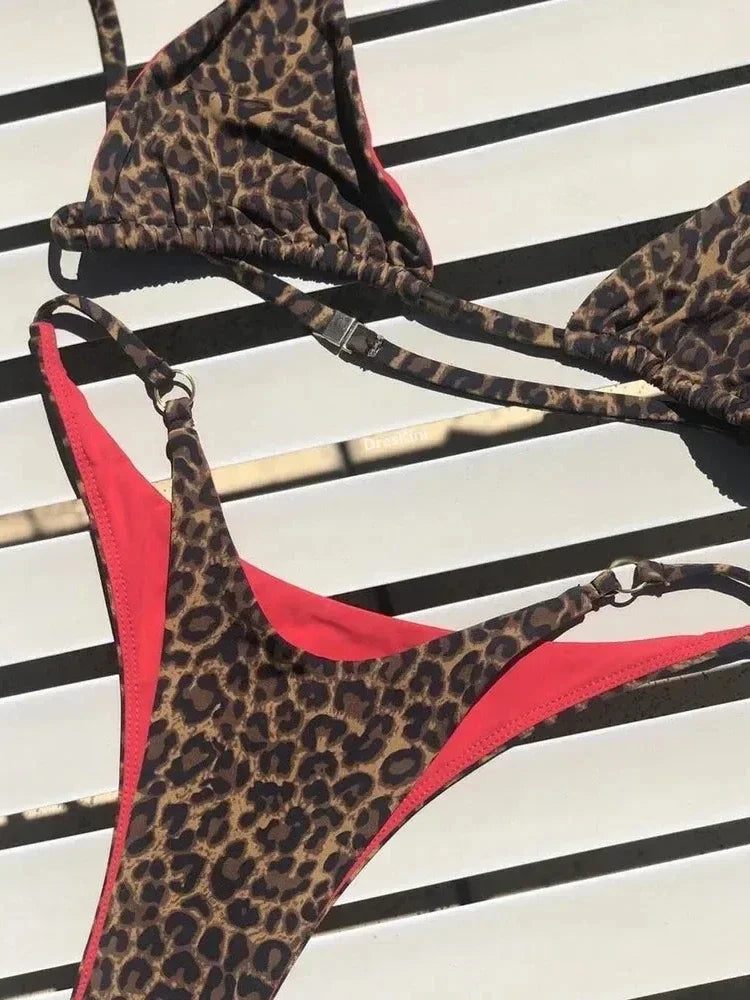 Dvojdielne plavky s leopardím vzorom – vysoký pás a trojuholníkový strih