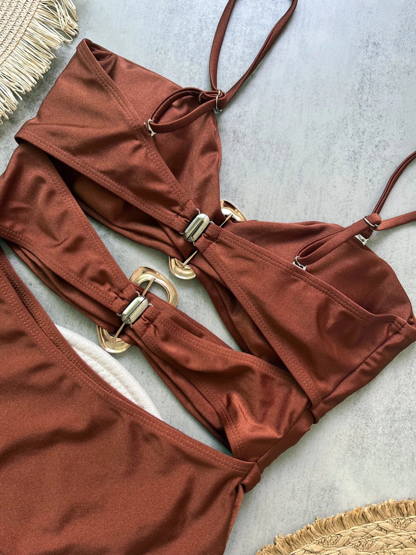 Jednodielne plavky s kovovými krúžkami a výrezmi – sexi bandeau strih