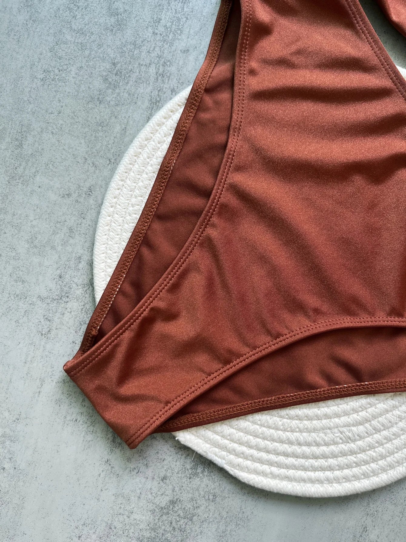 Jednodielne plavky s kovovými krúžkami a výrezmi – sexi bandeau strih