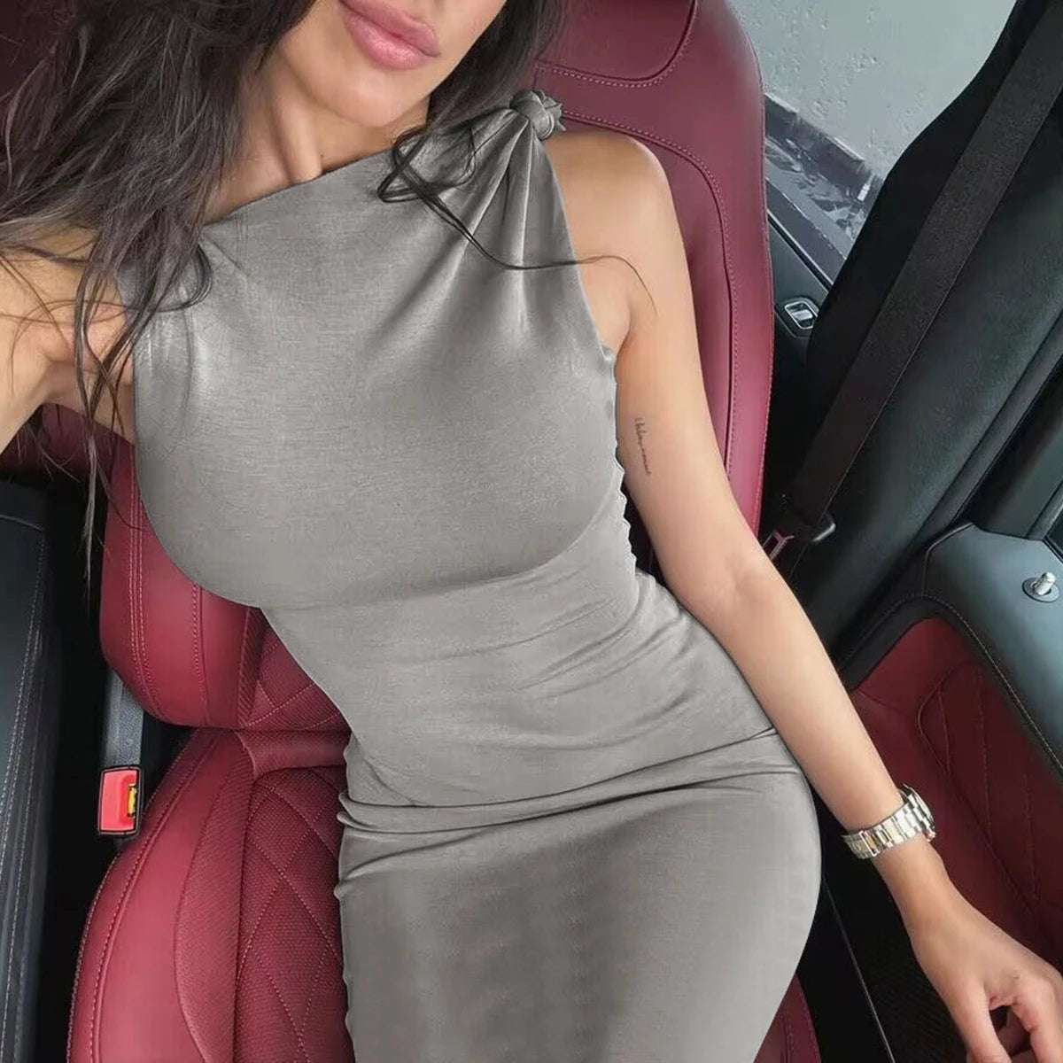 Šaty bez rukávov – sexi a elegantný štýl